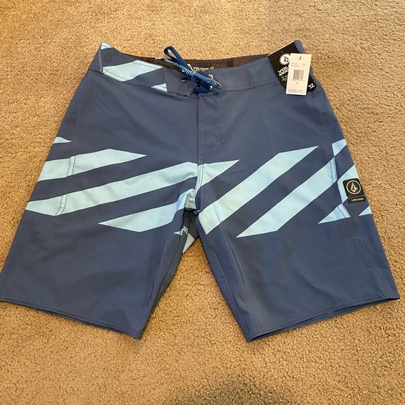 Volcom - Mid Length Board Shorts sz: 32 - Picture 3 of 4